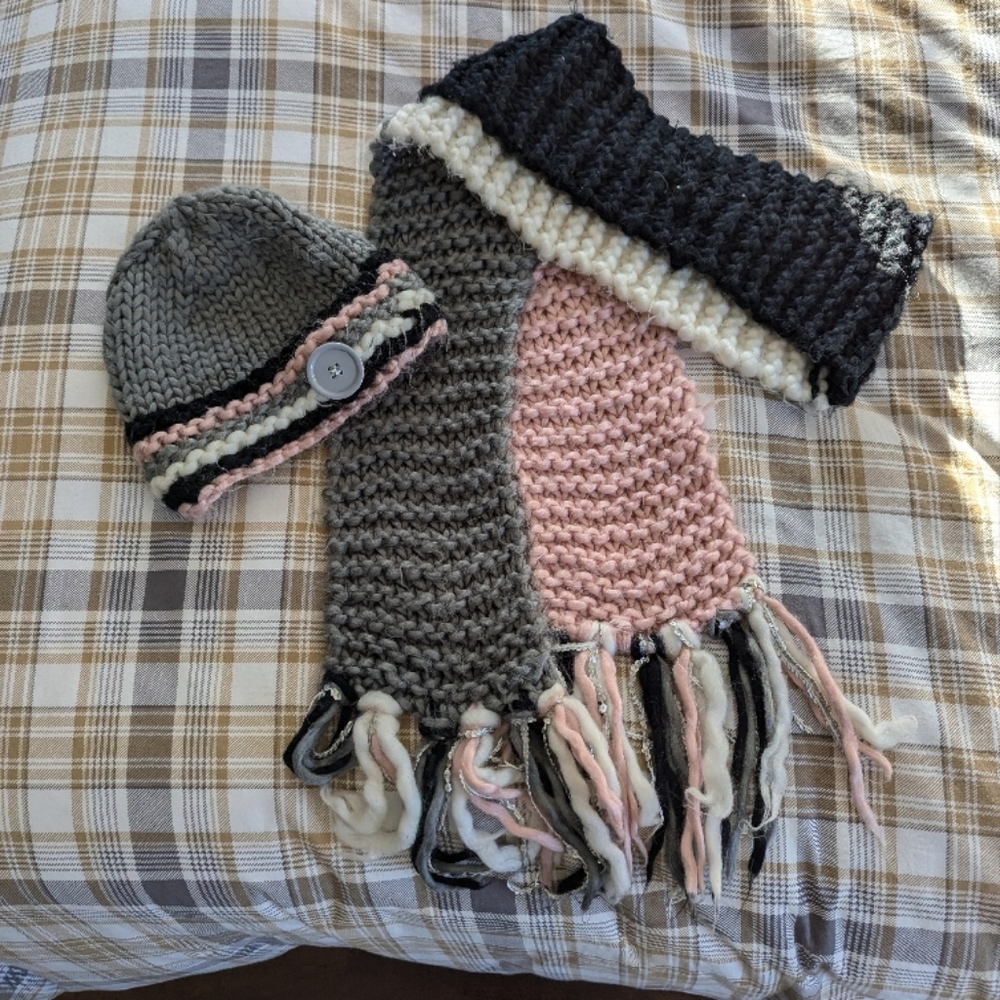 ❄️Joe Boxer Gray and Pink Hat & Scarf set